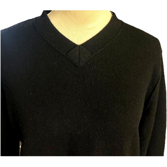 Elie Tahari Womens M 100% Cashmere Black V Neck Long Sleeves Pullover Sweater - Picture 2 of 8